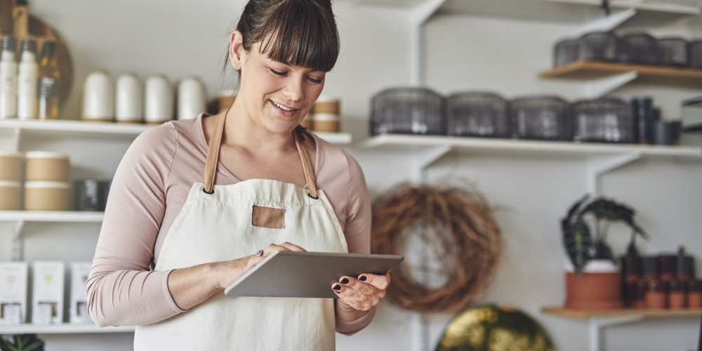 mujer emprendedora revisando la campaña de pago de su tienda online