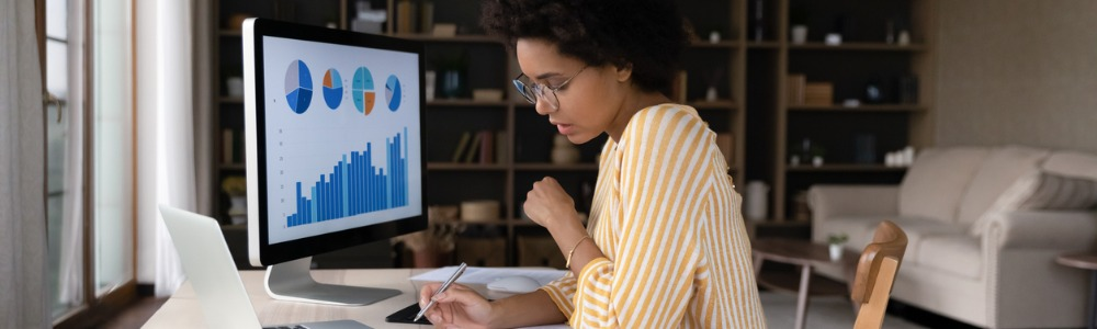 mujer revisando resultados de campañas pagas de linkedin