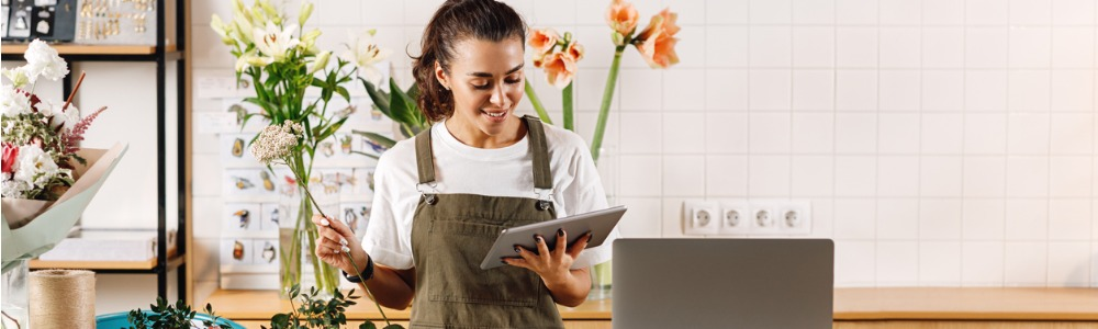 mujer emprendedora dueña de floristeria con tablet