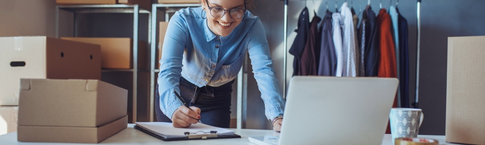 mujer emprendedora organizando su negocio de venta de ropa online