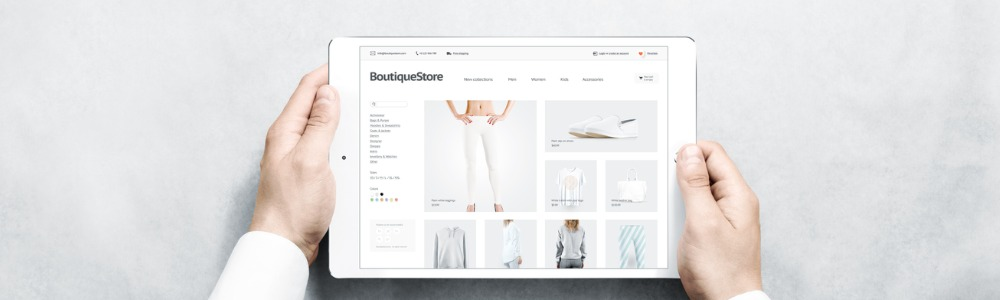 manos de hombre sosteniendo tablet con página web de boutique