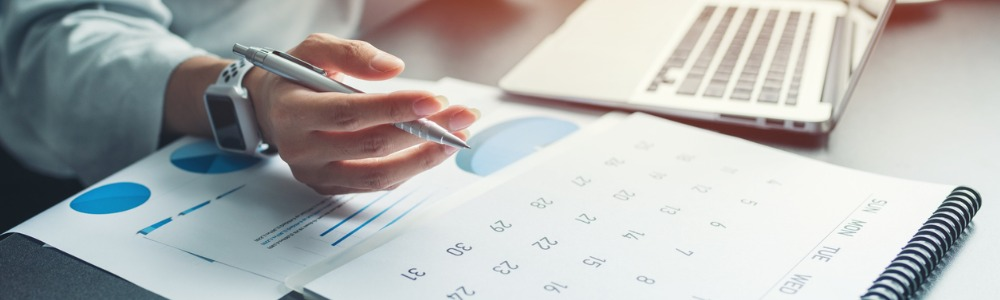 mujer emprendedora creando calendario de contenidos